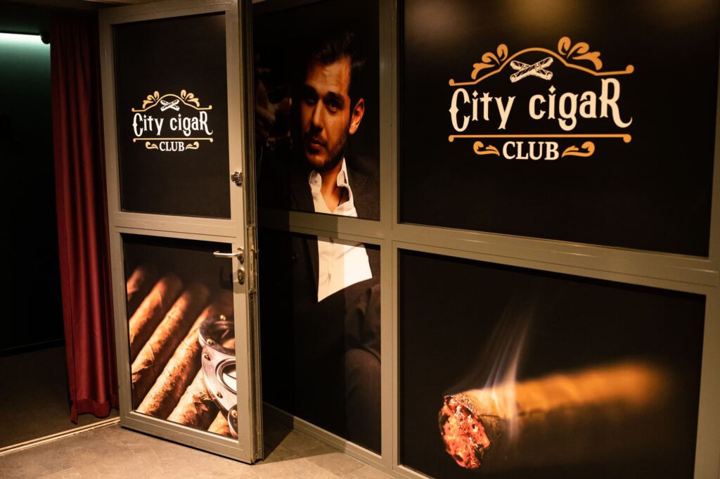 Cigarų klubo Klaipėdoje įėjimas